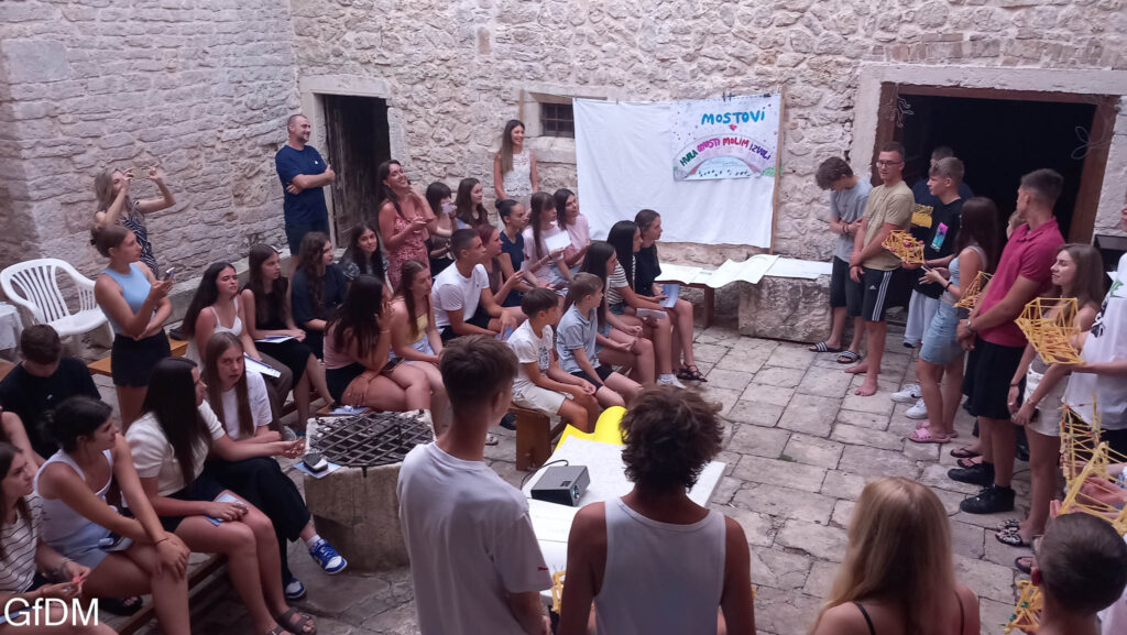 Gimnazija fra Dominika Mandića peti put zaredom na Međunarodnoj ljetnoj školi na otoku Prviću Gimnazija fra Dominika Mandića peti put zaredom na Međunarodnoj ljetnoj školi na otoku Prviću